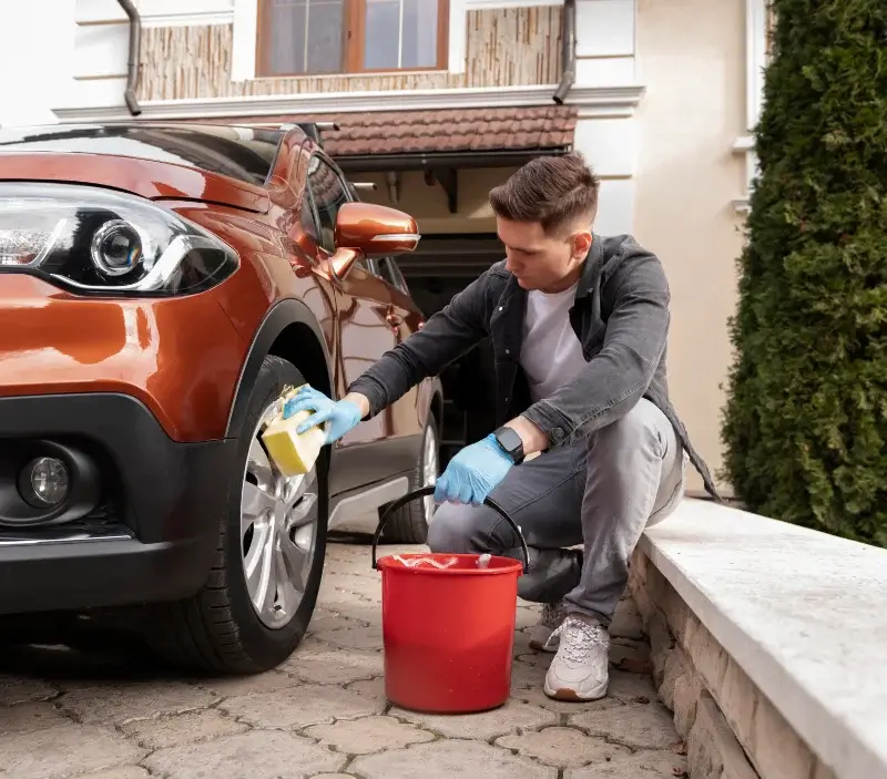Lavage auto à domicile Bellechassagne : professionnel intervenant sur un véhicule